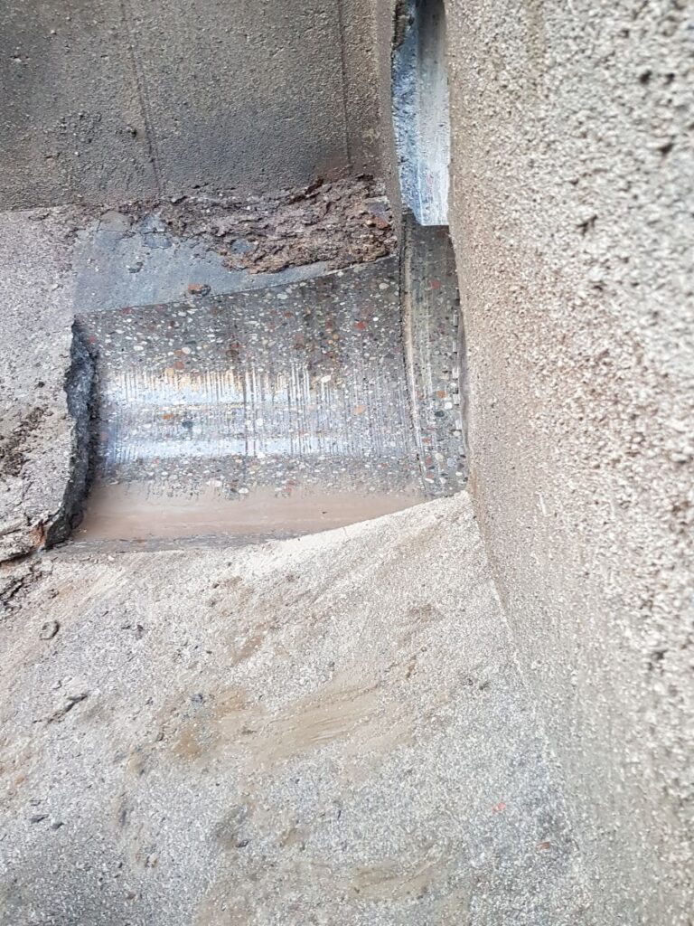Wiercenie otworu w betonie o średnicy 600 mm i długości 4 m